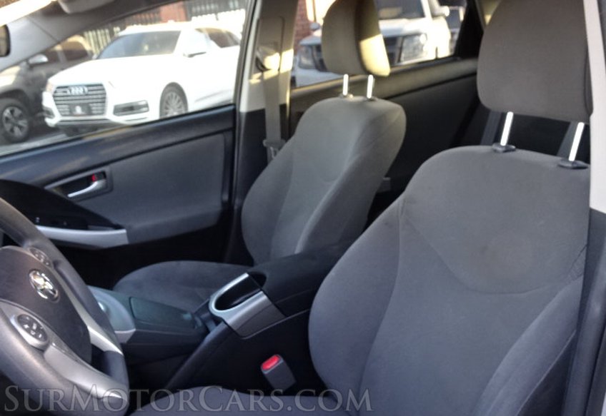 2015 Toyota Prius - Image 14