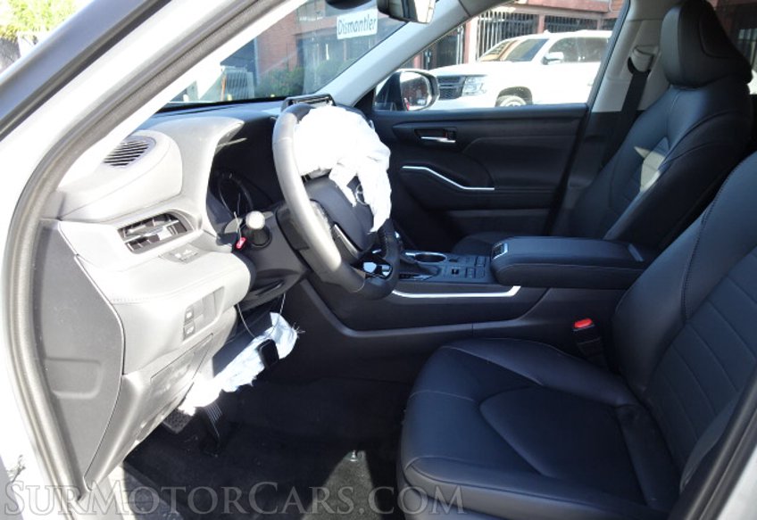 2020 Toyota Highlander - Image 26