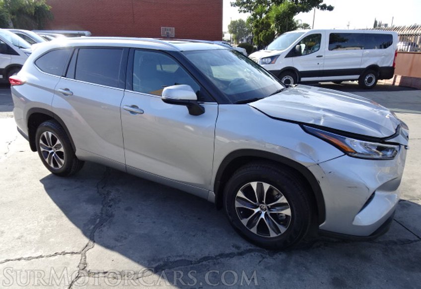 2020 Toyota Highlander - Image 2