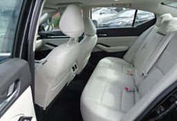 2020 Nissan Altima - Image 30