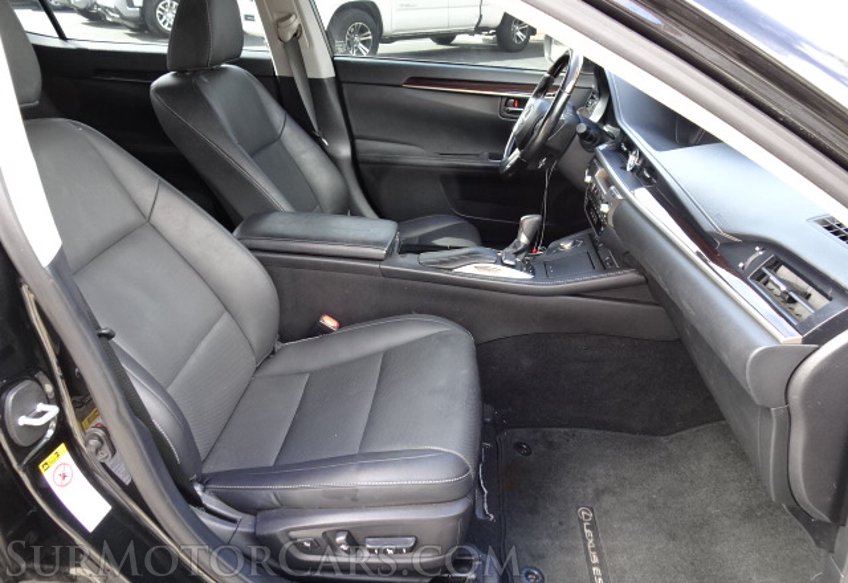 2017 Lexus ES - Image 25