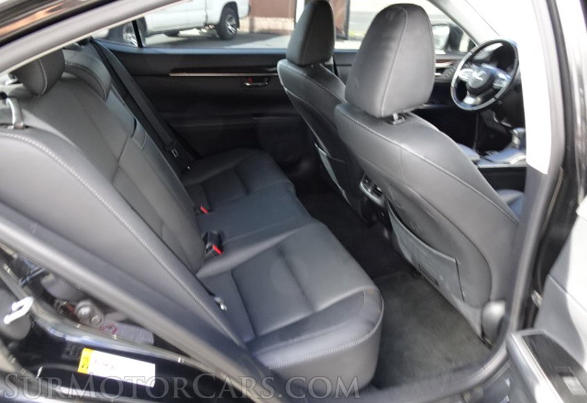 2017 Lexus ES - Image 32