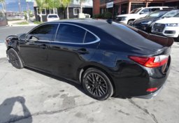 2017 Lexus ES - Image 10