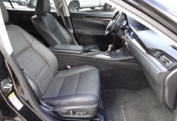 2017 Lexus ES - Image 25