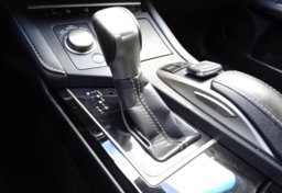 2017 Lexus ES - Image 38