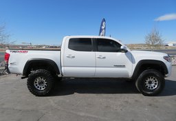 2016 Toyota Tacoma - Image 5