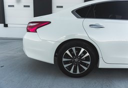 2017 Nissan Altima - Image 12