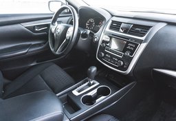 2017 Nissan Altima - Image 31