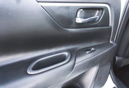 2017 Nissan Altima - Image 28