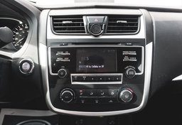 2017 Nissan Altima - Image 25