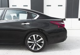 2017 Nissan Altima - Image 13