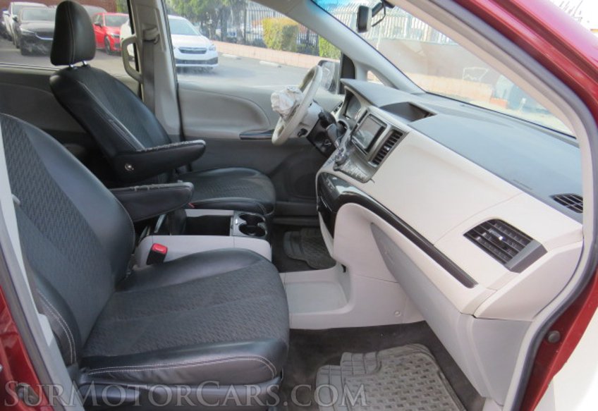 2014 Toyota Sienna - Image 25