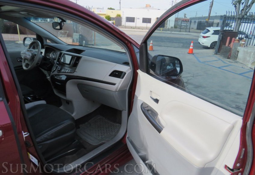 2014 Toyota Sienna - Image 20