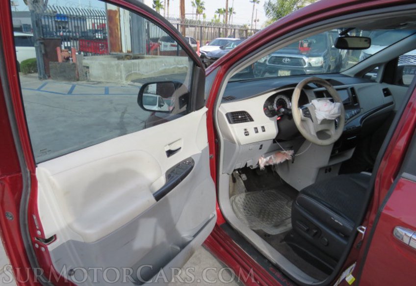 2014 Toyota Sienna - Image 19
