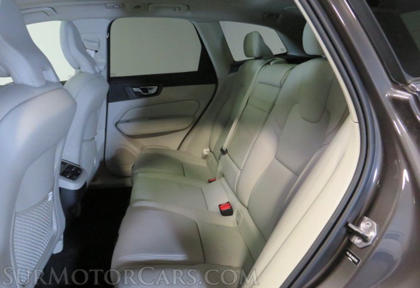 2022 Volvo XC60 - Image 31