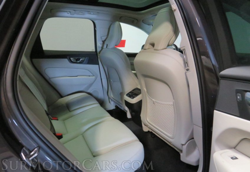 2022 Volvo XC60 - Image 32