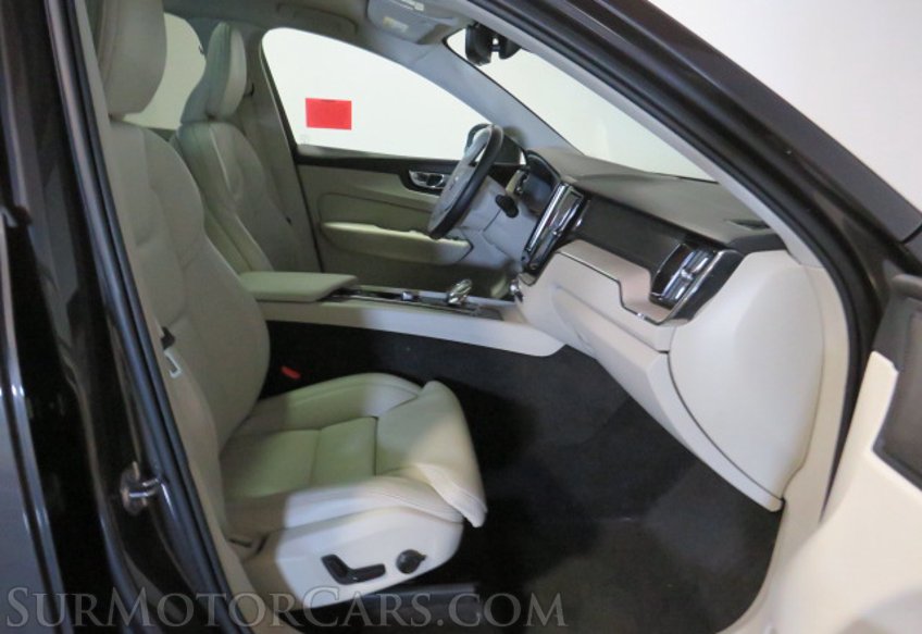 2022 Volvo XC60 - Image 30