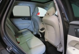 2022 Volvo XC60 - Image 32