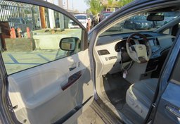 2014 Toyota Sienna - Image 19