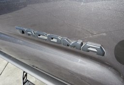 2020 Toyota Tacoma - Image 19