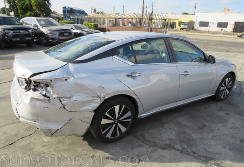 2021 Nissan Altima - Image 8