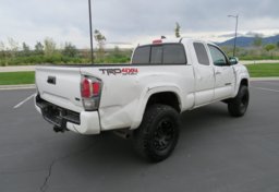 2022 Toyota Tacoma 4WD - Image 8