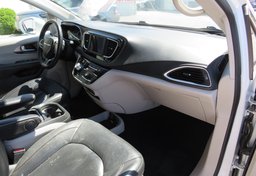 2020 Chrysler Pacifica - Image 23