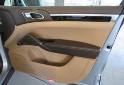 2017 Porsche Cayenne - Image 44