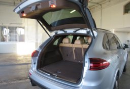 2017 Porsche Cayenne - Image 76