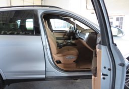 2017 Porsche Cayenne - Image 65