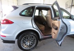 2017 Porsche Cayenne - Image 82