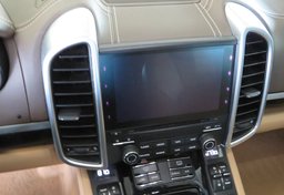 2017 Porsche Cayenne - Image 48