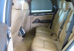 2017 Porsche Cayenne - Image 15