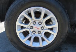 2020 GMC Yukon - Image 13