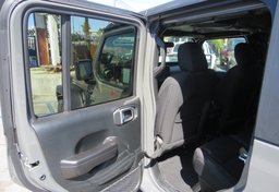 2020 Jeep Gladiator - Image 25