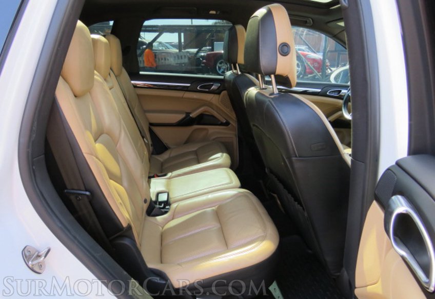 2015 Porsche Cayenne - Image 30