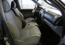 2013 Toyota Tacoma - Image 32