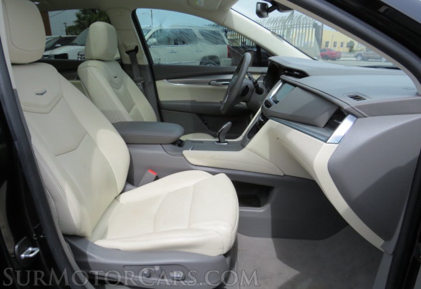 2017 Cadillac XT5 - Image 25