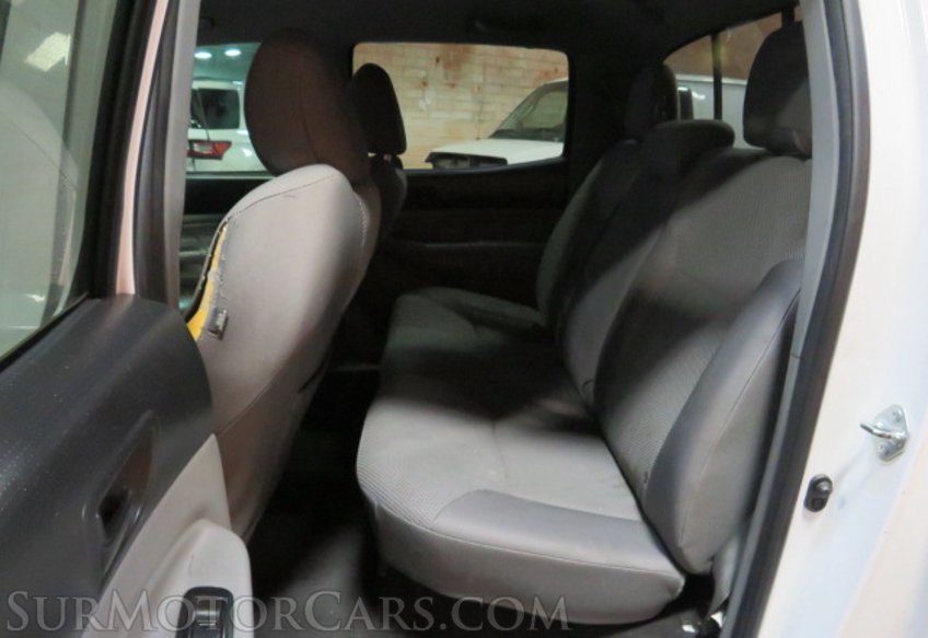 2015 Toyota Tacoma - Image 32