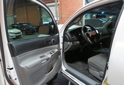 2015 Toyota Tacoma - Image 24