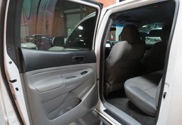 2015 Toyota Tacoma - Image 30