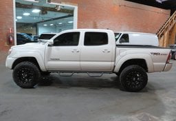 2015 Toyota Tacoma - Image 9