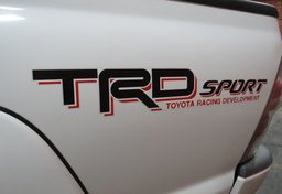 2015 Toyota Tacoma - Image 19