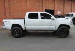 2015 Toyota Tacoma - Image 10