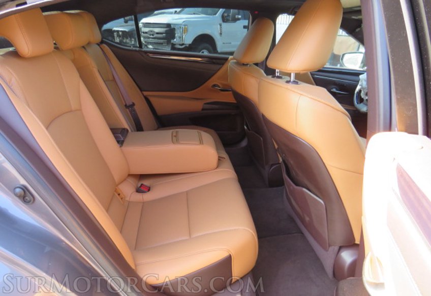 2020 Lexus ES - Image 28