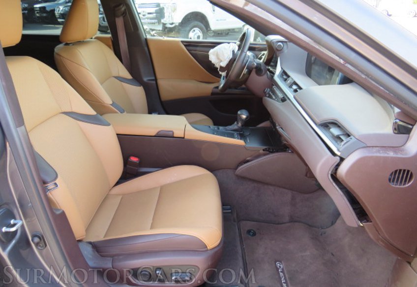 2020 Lexus ES - Image 26