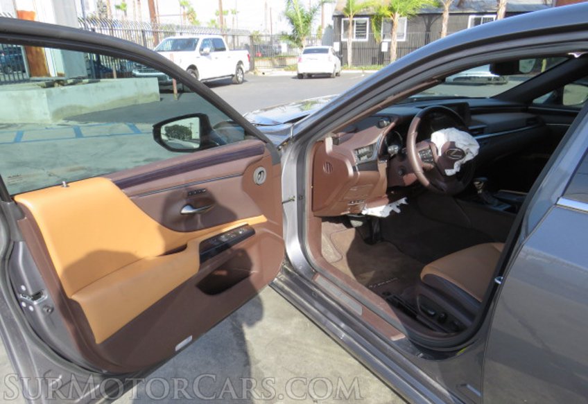 2020 Lexus ES - Image 19