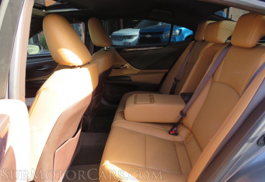 2020 Lexus ES - Image 27