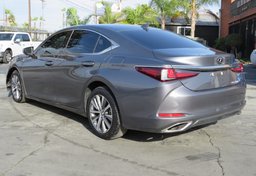 2020 Lexus ES - Image 7