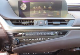 2020 Lexus ES - Image 42